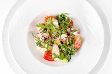 Salata karides, domates, peynir ve beyaz arka plan, üstten görünüm üzerinde bir tabakta roket salata ile