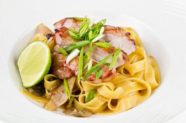 Pasta Fettuccine Cerdo Caramelizado Con Cebolla Verde Lima Plato Sobre — Foto de Stock