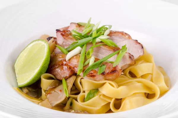 Pasta Fettuccine Cerdo Caramelizado Con Cebolla Verde Lima Plato Sobre — Foto de Stock