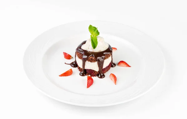 Десерт Шоколадною Губкою Ванільним Кремом Вишнею Морозивом Полуницею Тарілці Білому — стокове фото