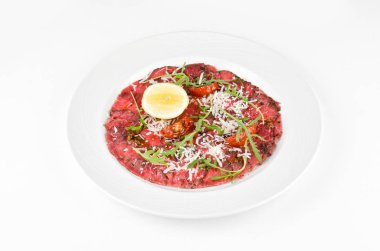 Carpaccio beyaz bir arka planda bir plaka üzerinde