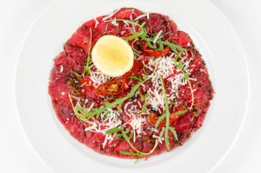 Carpaccio beyaz bir arka planda bir plaka üzerinde, üst görünüm