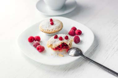Beyaz ahşap masada tartlets için kalıplar folyo içine kızılcık ile kapalı Berry tartlets sepetler kek