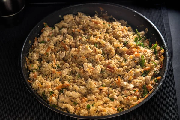 Couscous Con Pollo Parrilla Cebollas Zanahorias Tomates Sartén Sobre Fondo — Foto de Stock