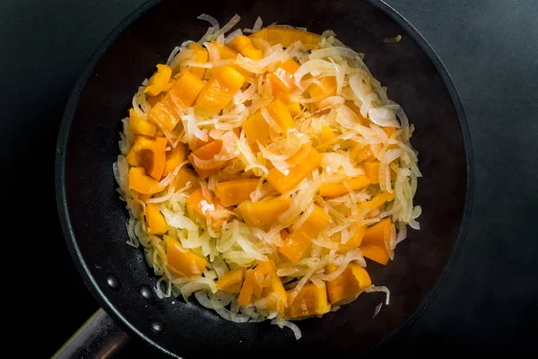 Cebolla Cruda Picada Pimienta Naranja Fresca Aceite Vegetal Una Sartén — Foto de Stock