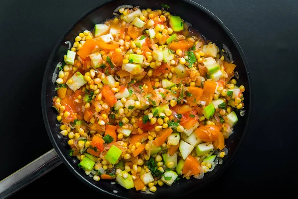 Guiso Verduras Maíz Lácteo Calabacín Joven Pimiento Naranja Tomates Perejil — Foto de Stock