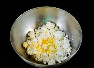 Tereyağı ve yumurtalı süzme peynir. Kurabiyelerin hazırlanması.