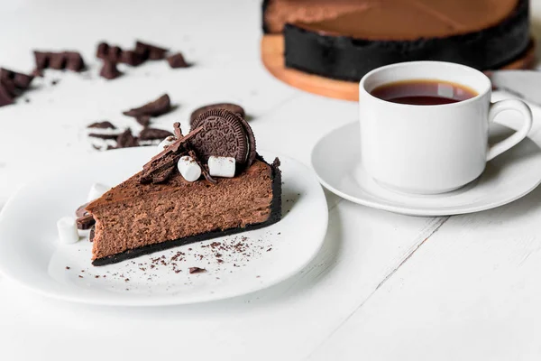 Gateau Au Fromage Au Chocolat Avec Morceaux De Chocolat Biscuits Et Guimauve Sur Une Assiette Blanche A Cote D Une Tasse De The Sur La Table Vacances Creme Stock Photo Gateau Au Fromage Au Chocolat Avec Morceaux De Chocolat Biscuits Et Guimauve Sur Une Assiette Blanche A Cote D Une Tasse De The Sur La Table Vacances Creme Stock Photo