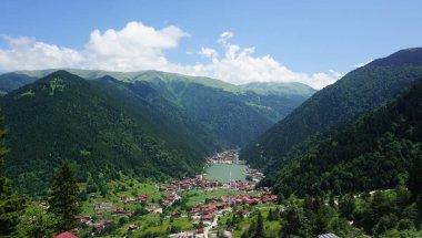 Trabzon Türkiye 'deki güzel Uzungol gölünün manzaralı bir görüntüsü.