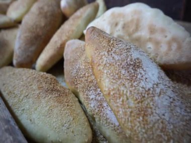 Amman Jordan 'daki eski bir ahşap fırında taze pişmiş susamlı ekmek kısa bir video bloğu..