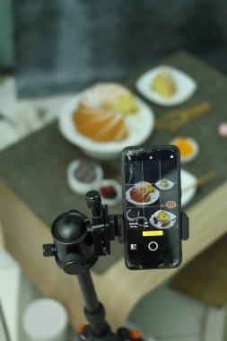 Mutfakta tripodu olan kamera..