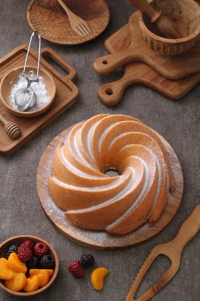 Süßer Kuchen Mit Sahne Und Frischem Obst Auf Dem Tisch — Stockfoto