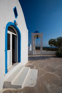 Güneşli bir günde Beyaz ve Mavi Yunan Kilisesi, proje için arkaplan veya duvar kağıdı