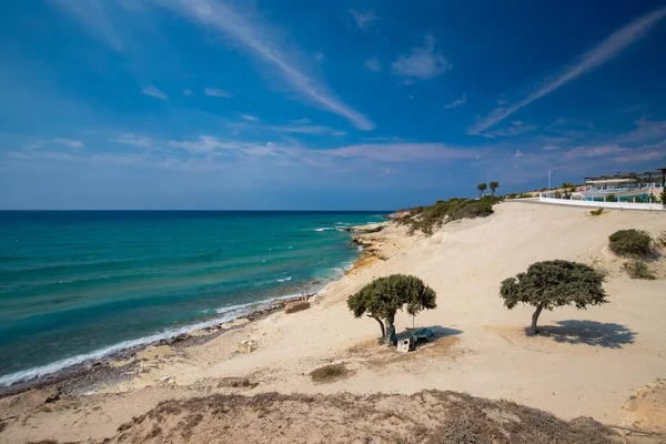 Yunanistan 'ın Kos adasındaki Turkuaz Suları ve Engebeli Kayalıklarla Sahil Manzarası, proje için arka plan veya duvar kağıdı