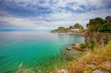 Bulutlu bir yaz gününde, güzel binalarıyla Yunan Korfu adasının başkenti Kerkyra 'nın manzarası.