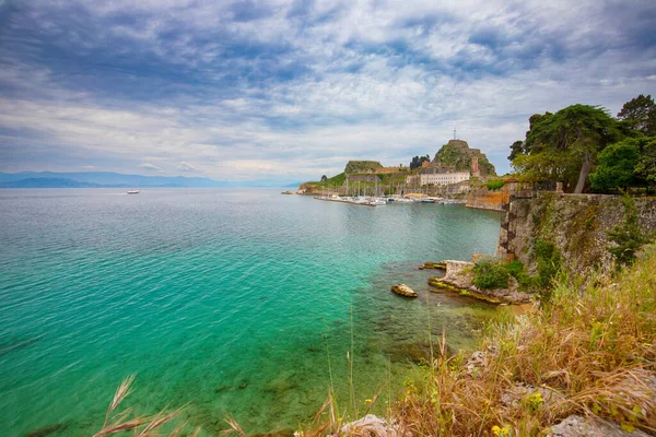 Bulutlu bir yaz gününde, güzel binalarıyla Yunan Korfu adasının başkenti Kerkyra 'nın manzarası.