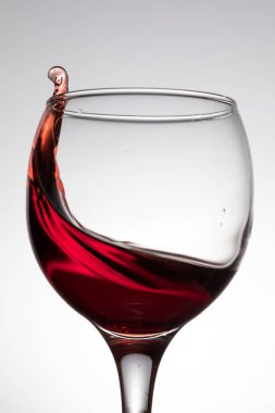 Sende kırmızı şarap kadehinin sıçrama ile