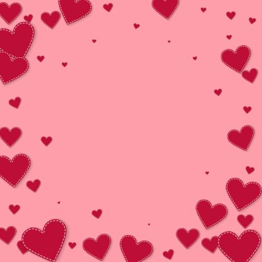 Kırmızı kalp konfetileri sever. Sevgililer Günü hediyesi.