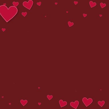 Kırmızı kalp konfetileri sever. Sevgililer Günü düşüyor 