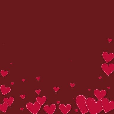 Kırmızı kalp konfetileri sever. Sevgililer Günü düşüyor 