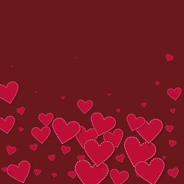 Kırmızı kalp konfetileri sever. Sevgililer Günü düşüyor 