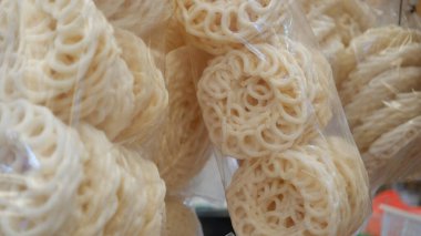 Geleneksel pazarlarda plastik içinde balık krakerleri satılıyor.