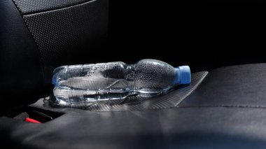 Arabadaki güneşe maruz kalan şişe..