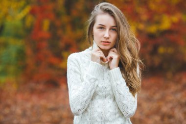 Sonbahar renkli arka planda genç çekici kadın