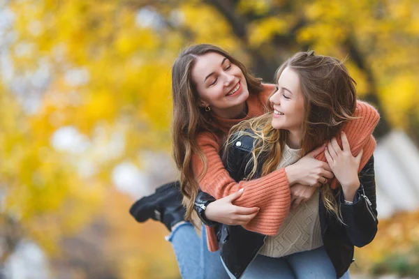 Young Pretty Girls Having Fun Outdoors Autumn Background Cheerful Friends — Stock Photo, Image