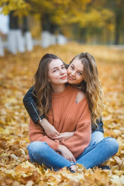 Jonge Mooie Meisjes Met Plezier Buiten Herfst Achtergrond Vrolijke Vrienden — Stockfoto