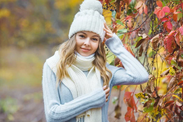 Jovem Mulher Atraente Outono Fundo Colorido — Fotografia de Stock