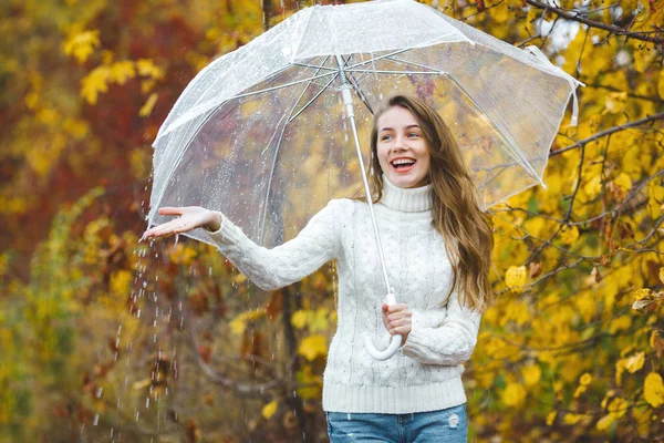 秋天自然伞的年轻妇女 — 图库照片