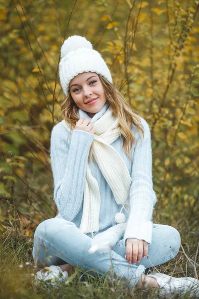 Jonge Aantrekkelijke Vrouw Herfst Kleurrijke Achtergrond — Stockfoto