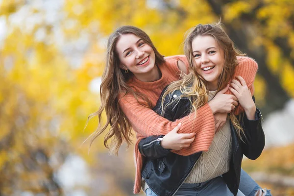 Молодые Красивые Девушки Веселятся Открытом Воздухе Осеннем Фоне Веселые Друзья — стоковое фото