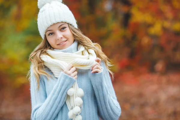 Young Attractive Woman Autumn Colorful Background — Stock Photo, Image