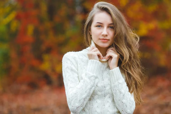 Sonbahar Renkli Arka Planda Genç Çekici Kadın — Stok fotoğraf