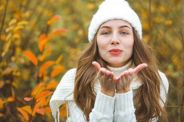 Mujer Atractiva Joven Otoño Fondo Colorido — Foto de Stock