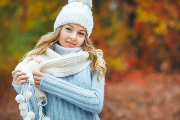 Jonge Aantrekkelijke Vrouw Herfst Kleurrijke Achtergrond — Stockfoto