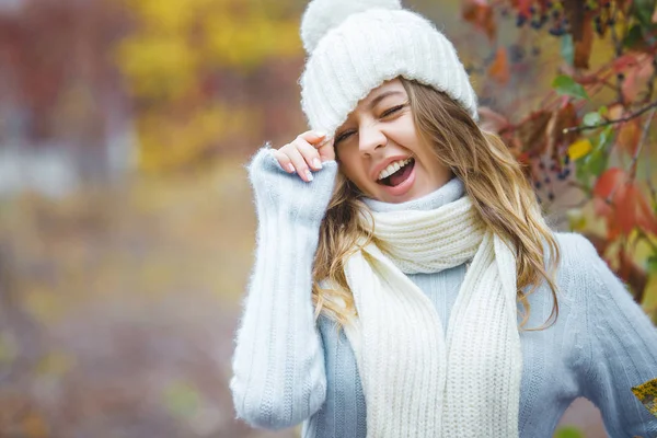 Junge Attraktive Frau Herbst Bunten Hintergrund — Stockfoto