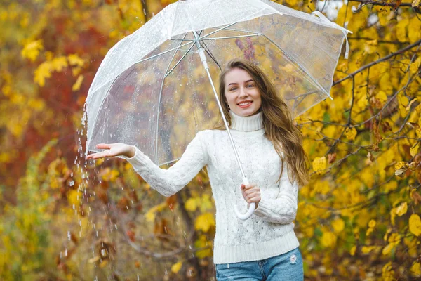 여성이을 자연에 우산을 — 스톡 사진