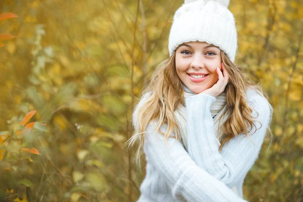 Sonbahar Renkli Arka Planda Genç Çekici Kadın — Stok fotoğraf