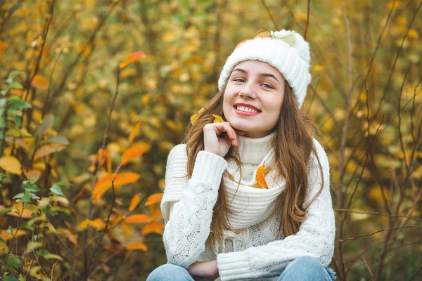 Jonge Aantrekkelijke Vrouw Herfst Kleurrijke Achtergrond — Stockfoto