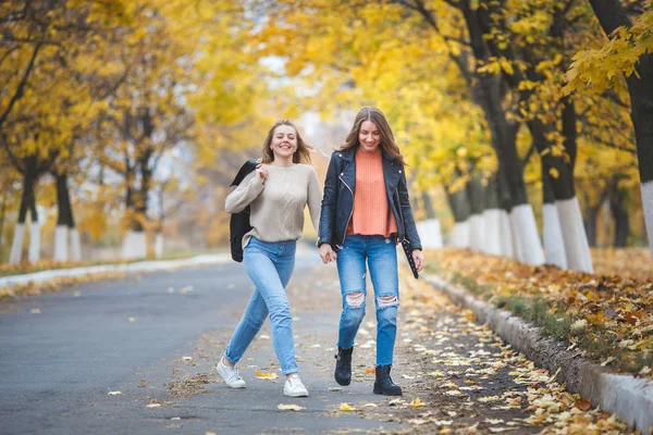 Genç Güzel Kızları Sonbahar Arka Planda Açık Havada Eğleniyor Sonbahar — Stok fotoğraf
