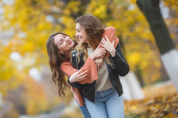 Jonge Mooie Meisjes Met Plezier Buiten Herfst Achtergrond Vrolijke Vrienden — Stockfoto