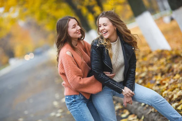 Young Pretty Girls Having Fun Outdoors Autumn Background Cheerful Friends — Stock Photo, Image