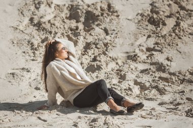 Genç çekici kadın açık havada. Kum bir arka plan üzerinde güzel kadın