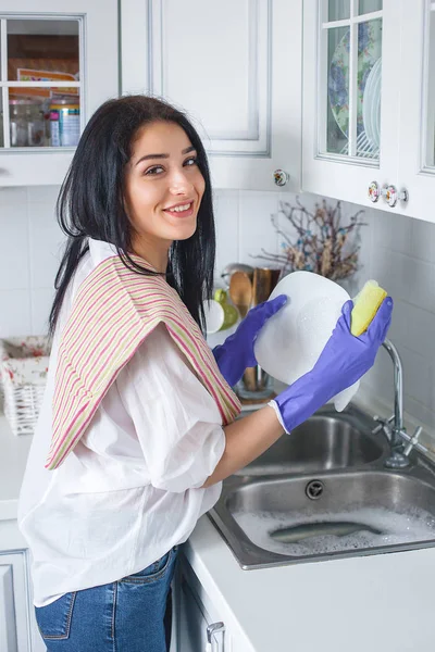Jovem Mulher Atraente Lavando Prato Dentro Casa — Fotografia de Stock