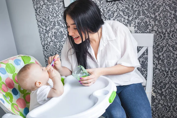 Joven Madre Alimentando Pequeño Bebé — Foto de Stock