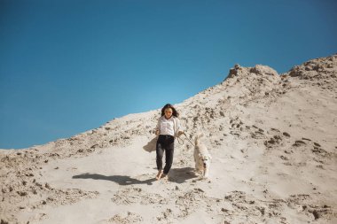 Sahibi açık havada vakit onu evde beslenen hayvan ile köpek