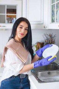 Genç çekici kadın kapalı bulaşık yıkama.